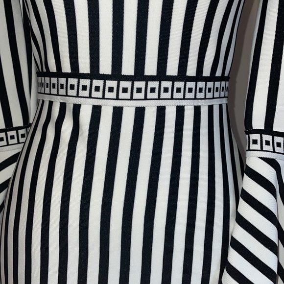 Black and white spandex dress. Shows curves - Picture 5 of 5